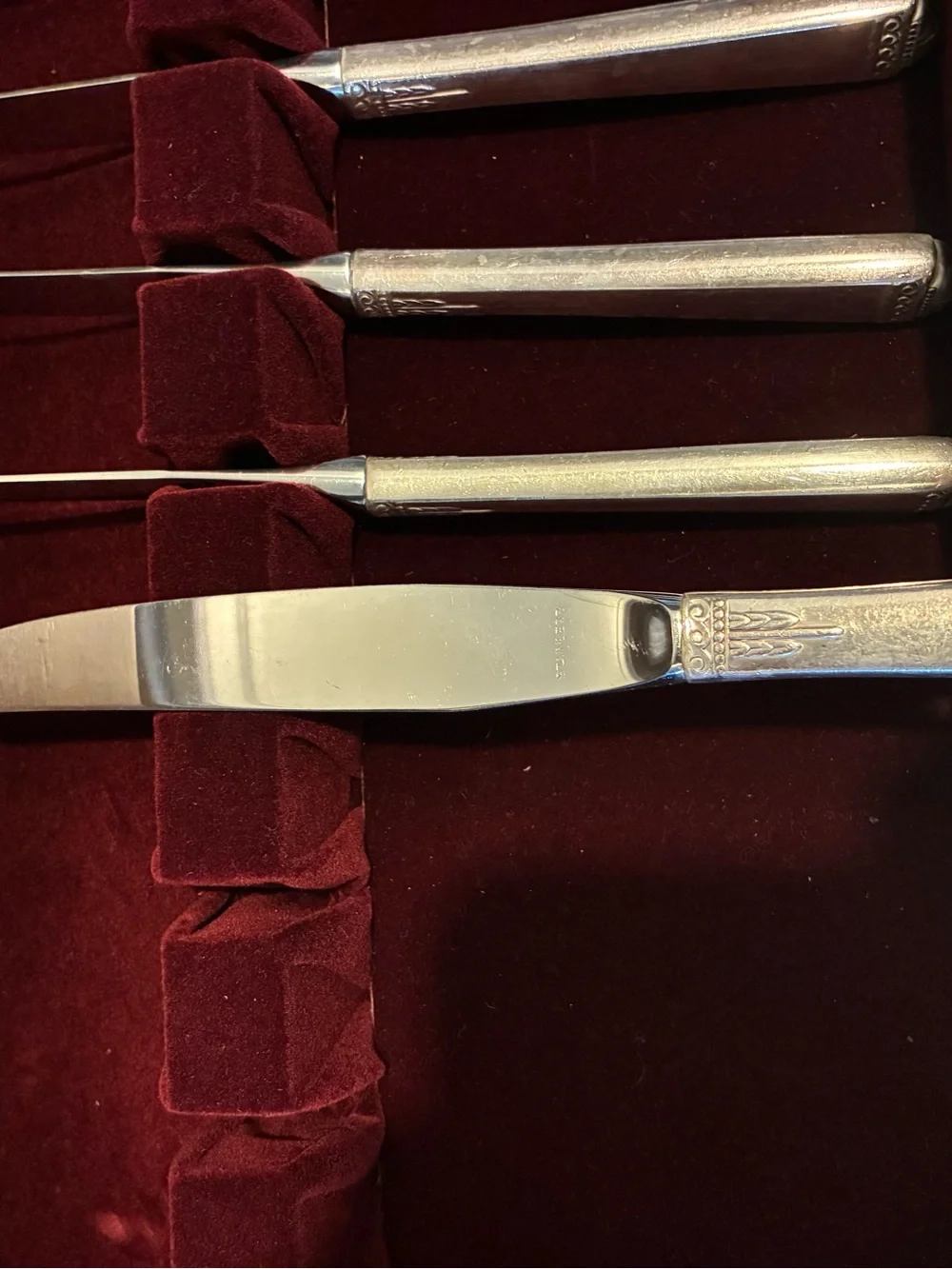 Vintage Oneida Stainless Flatware 98 Pieces And Box. In really good shape! Comes